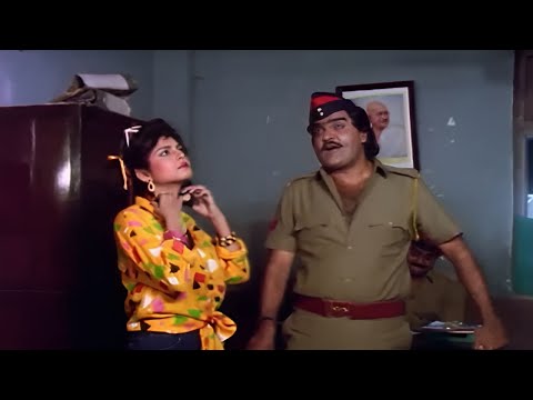 तिकीट ब्लॅक करताना हवालदार ने पकडला वर्ष उसगावकरांना - Aflatoon Comedy Movie - Ashok Saraf