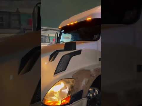 Se complica la maniobra en la central de abastos pero el que te descarga le sabe al tráiler