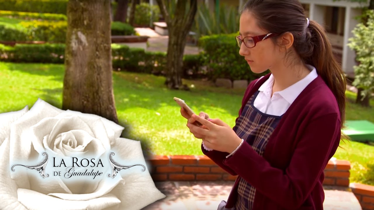 Naomy, la chismosa del colegio - Amor Geek