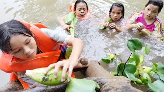 Tắm sông,lấy lục bình trôi dưới sông làm con lật đật chơi,xem mà không nhịn được cười luôn.
