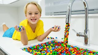 Chris spielt mit dem magischen Wasserhahn und Spielzeug