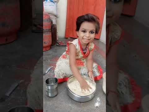 बेसन और अरवी के पत्तों के पकोड़े । cooking by a little girl ।
