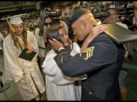 Padre sorprende a su hija en su graduación