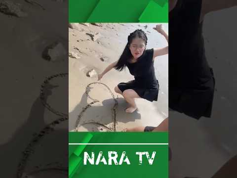 bedanya cewek dan cowok saat menggambar di pantai