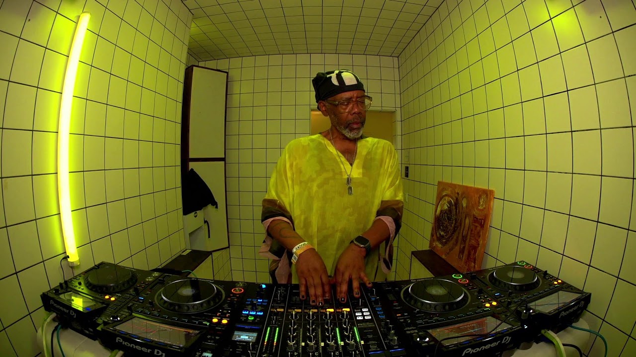 More Than Mixing – MANDEL TURNER | HÖR – June 30 / 2025