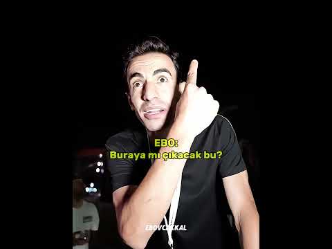 Ebo Çakal'ın Sahneye Ufoyla Gireceğini Öğreniyor.