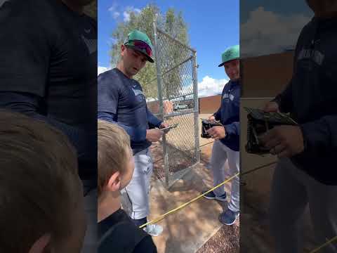 Gavin meeting Mariners players and giving them Glove Wrap™ ⚾️ Thanks guys! #mariners #baseball #mlb