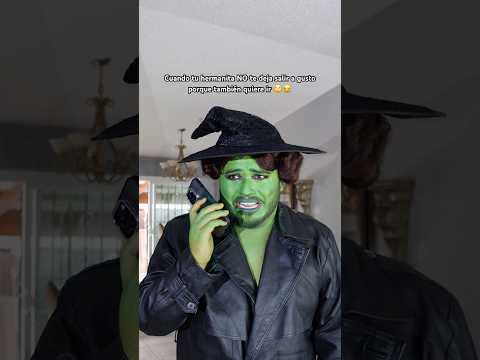 Cuando tu hermanita NO te deja salir a gusto porque también quiere ir 🙄😂 #latinos #mexican #wicked