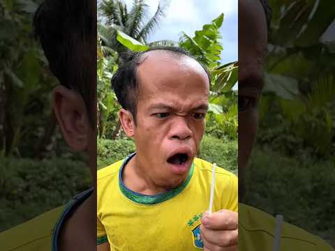 📱🙇🏻‍♂️💯Cậu bé tốt bụng gỡ áo bị mắc cho hai ông cháu bằng Mẹo vặt cuộc sống✂️😭👩🏼‍🦲😵‍💫#short #cute,,,