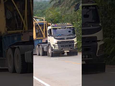 Muatan Dozer D375 Volvo jumping di tanjakan