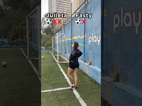 Quem acerta mais bolas na trave? Julieta ou Fasty #losgrandes #fut #futebol #desafio #desafio
