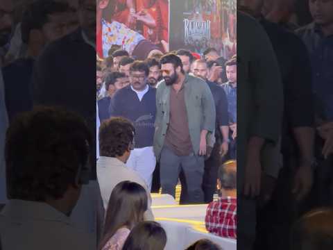 ఎంత అందంగా నడుచుకుంటూ వస్తుండు అయ్యా మా ప్రభాస్ #prabhas #rajasaab