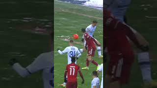 Lewandowski’s bicycle kick in the snow!