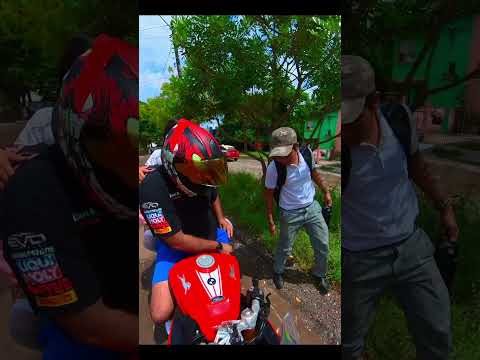 Se baja del camión por un stiker #motos #biker