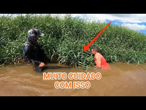 VOCÊ NUNCA SABE O QUE PODE TER DEBAIXO DESSE MATO TODO CUIDADO É POUCO NA PESCA DE PENEIRÃO