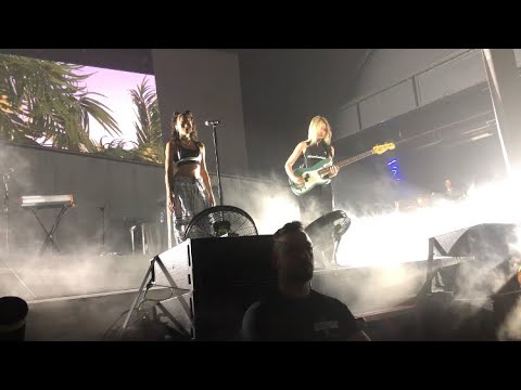 Nina Chuba - Farbenblind (Official Live Performance)