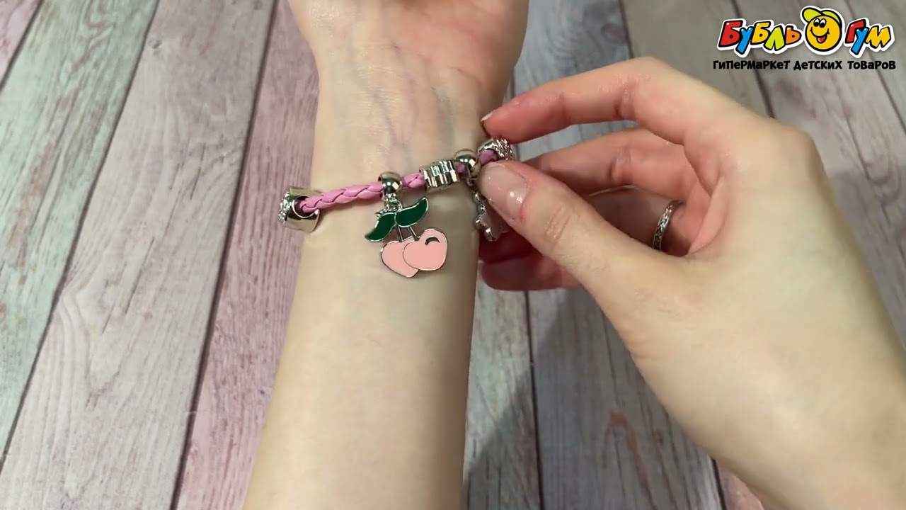 Браслет Lilly&Mia плетенный с подвесками розовый - видео