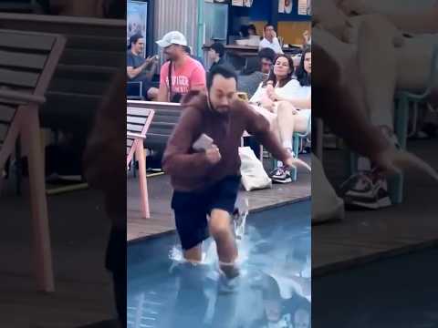 TENIA CALOR 🤣🤣🤣 #shorts #funny #fails #viral #memes #mexico #lol #tendencias #fails #piscina