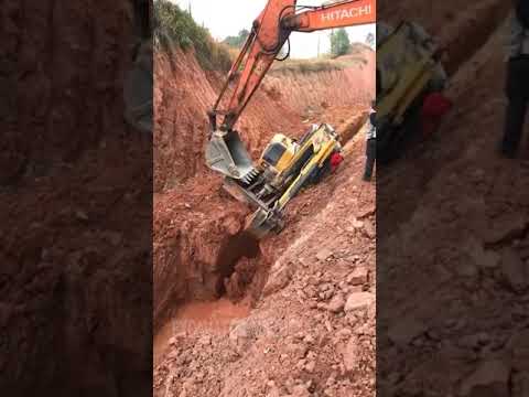 Rescue the small excavator overturned in the pit