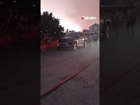 İzmir Aliağa'da başlayıp rüzgarın etkisi Foça sınırları içerisine yayılan yangın devam ediyor