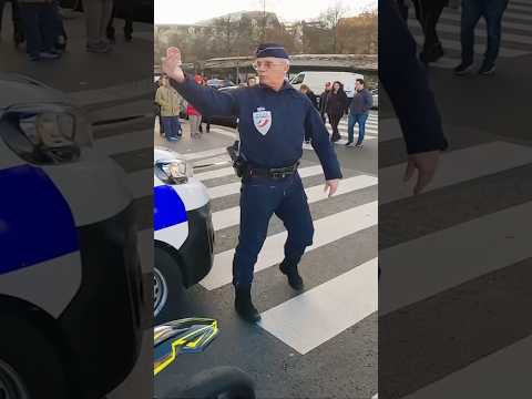 Netteste Polizeikontrolle in Paris 👮🏻‍♂️ ￼#seaky