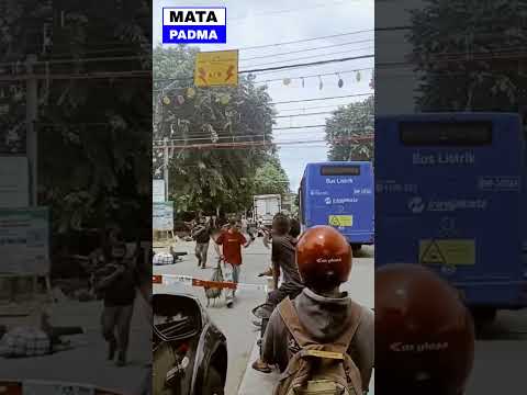 Terjebak Di Rel, Puluhan Penumpang Berhamburan