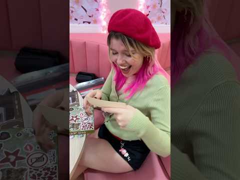 Desenhei uma menina no café🫣 vem ver a reação
