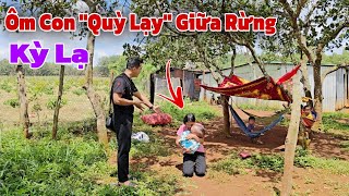 Bất ngờ cô gái trẻ kỳ lạ "quỳ lạy" thầy giáo đồng giữa rừng sâu hoang vu ớn lạnh vì điều này