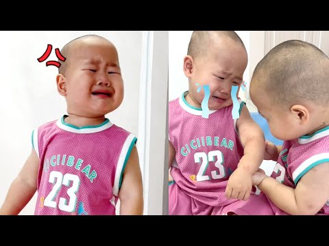 【超萌双胞胎】自己惹哭的自己哄，呼呼就不疼了吖！【西西和柚柚呀】#双胞胎 #人类幼崽#funny #搞笑