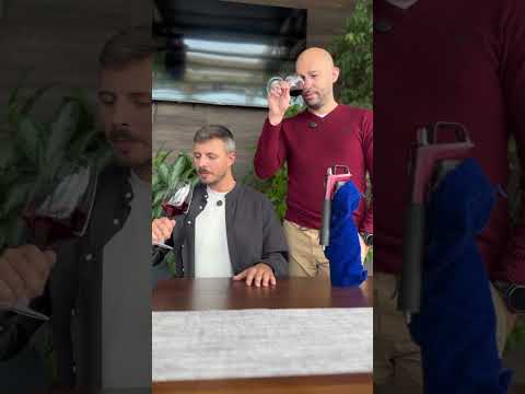Сомелье вслепую угадывает вино с точностью до региона