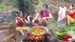 Life in jungle, Catch a lot fish in river, Fish salt grilled tasty for survival food, Cow ribs spicy