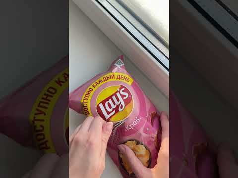 The girl cleaned the packet and ate the chips. #shorts