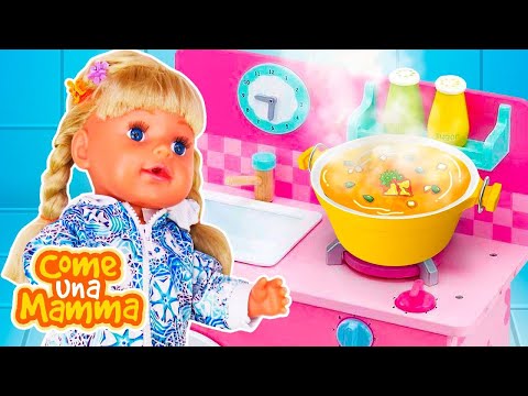 Emily, non toccare la pentola calda nella cucina giocattolo! Come una mamma. Video per bambini