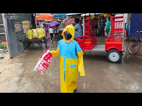 বৃষ্টির মধ্যে ভিজে ভিজে স্কুল থেকে বাড়ি ফেরা..... সন্ধ্যেবেলায় এরকম খাবার হলে আর কি চাই।