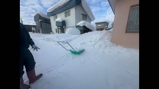 STARTING TO BUILD A SMALL IGLOO☃️ #hokkaido #trending