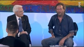 Mattarella inaugura l'anno scolastico a Nisida con Jovanotti: «La scuola è veicolo per il futuro»