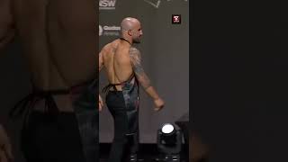 ألكسندر فولكانوفسكي بملابس المطبخ في المؤتمر الصحفي 👨‍🍳😂😂 #alexandervolkanovski #ufc325 #ufc