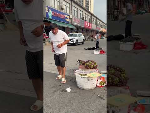 It’s not easy to sell some grapes. Brother Shi Cai. Brother Shi Cai. Brother Shi Cai’s funny vid