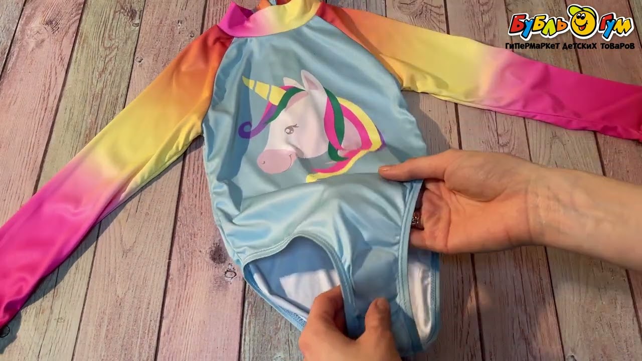 Костюм купальный Lanson Kids слитный с длинным рукавом радужными вставками и рисунком единорога голубой - видео