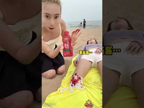 拿道具假腿和番茄酱吓吓熟睡的姐姐，结果她的尖叫差点震聋我的耳朵！【两只马儿—恶搞姐妹】