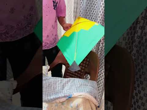 मेरा भाई कुर्सी पर बैठे ही पतंग में बदल गया।😂🪁#kite #kiteflying #patang #patangbazi