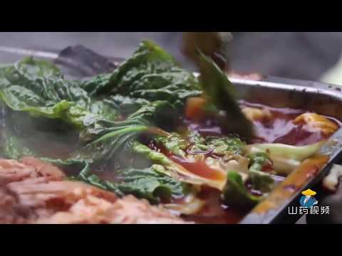 一湾溪水一盆火锅鱼，美食容易惹人笑，红了嘴角，喜上眉梢