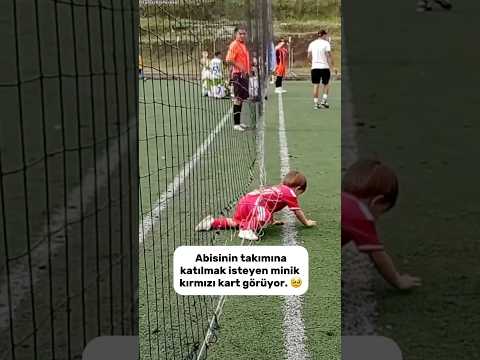 Bir Futbol Maçında Kalplere Dokunan An! ❤️ #FutbolunRuhu #SevgiDoluAnlar #KalplereDokunanMaç