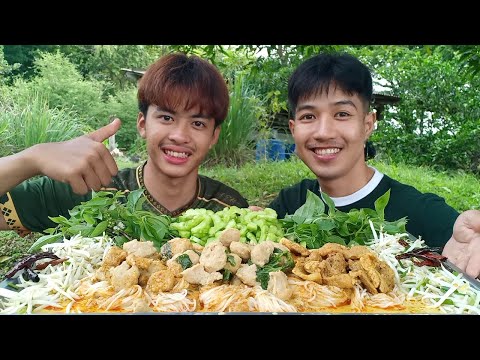 กินขนมจีน 2 นํ้ายา มากินด้วยกันนะครับจัดมาเป็นถาดใหญ่เลย.