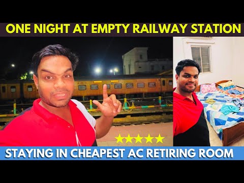 ONE CRAZY NIGHT AT RAILWAY STATION OF INDIAN RAILWAYS | SLEEPING IN AC RETIRING ROOM only 300Rs 😮😮