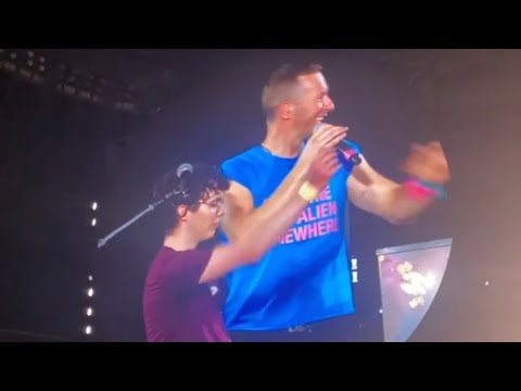 Coldplay - Gravity (with a fan in Monterrey) March 26, 2022