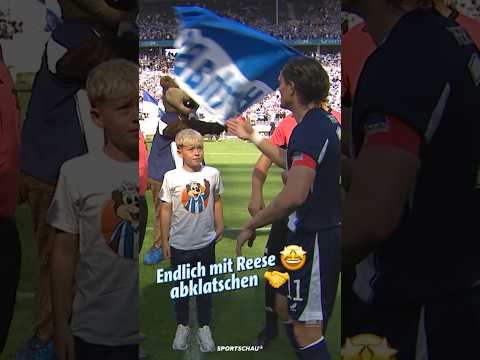 Er wartet vergeblich auf den Handshake von Reese | Sportschau Fußball #shorts