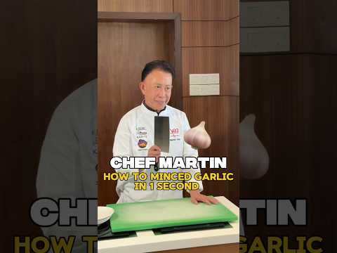 Legend Chef Uncle Yan teaches how to mince garlic fast #martinyan #masterchef #garlic #knifeskills