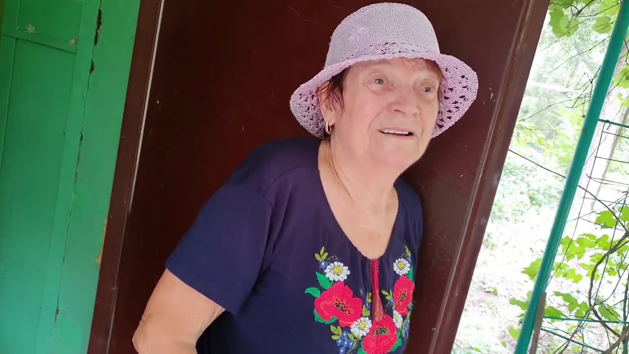 Приехала Ира. разбирает квартиру
