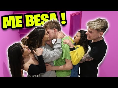 LA VECINA ME BESA DELANTE DE TODOS * mira como reaccionan * 😱